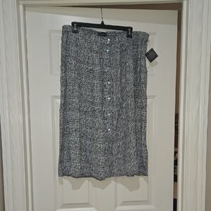 Simply Styled Black and White Textured Midi Skirt